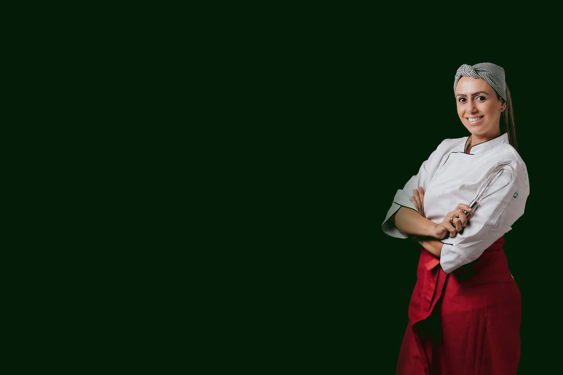 Gabriela Brandão, nutricionista, de dólmã e avental